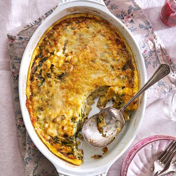 Cheesy Spinach-Potato Egg Casserole Casserole Recipes For Breakfast, Potato Egg Casserole, Sweet Toast, Easter Dinner Menus, Easy Easter Recipes, Make Ahead Brunch, Baked Eggs Recipe, Vegetarian Casserole, Brunch Casserole