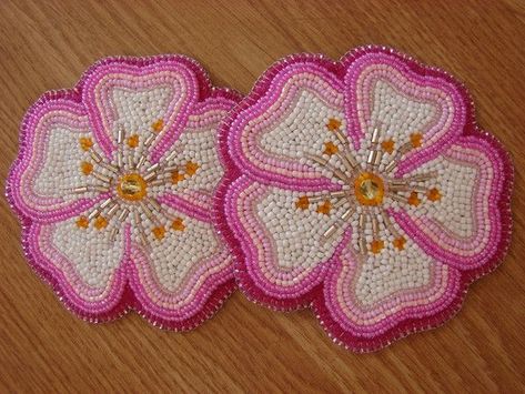 Floral Beadwork, Native American Beadwork Patterns, Native Beading, Beading Loom, Beaded Flowers Patterns, Native Beading Patterns, Beaded Hair, Beadwork Embroidery, Beadwork Designs