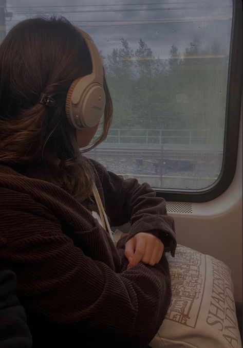 Coquette Headphones, Downtown Coquette, Downtown Nyc, Girl With Headphones, Fall Mood Board, Aesthetic People, Peaceful Life, Train Rides, Profile Photo