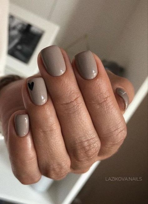 Nails For Light Brown Skin, Fall Nails Clean Girl, Discreet Nail Designs, Natural Short Square Nails, Minimalist Nails Squoval, Short Round Acrylic Nails Fall, End Of January Nails, Chubby Fingers Nails, Autumn Shellac Nails