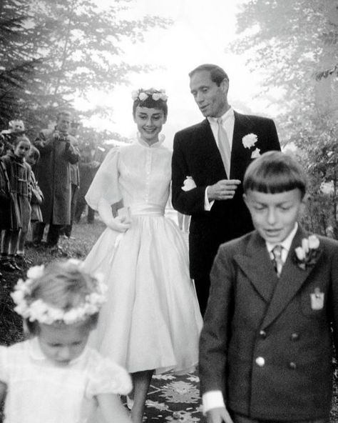 BHLDN Weddings on Instagram: “Audrey Hepburn’s Pierre Balmain wedding gown was exactly like her: elegant, minimalist, sophisticated.” Audrey Hepburn Wedding Dress, Audrey Hepburn Wedding, Audrey Hepburn Photos, Celebrity Bride, Bianca Jagger, Celebrity Wedding Dresses, Iconic Weddings, Lily Allen, Audrey Hepburn Style