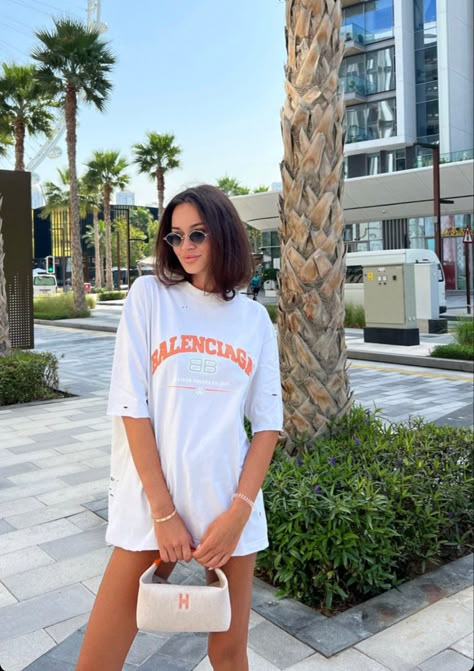 Hermes Bride A Brac Case, Balenciaga Tshirt Outfit Women, Hermes Bride A Brac Case Outfit, Bride A Brac Hermes Outfit, Balenciaga T Shirt Outfit, Balenciaga Shirt Women, Orange Bag Outfit, Hermes Bride A Brac, Dubai Girl