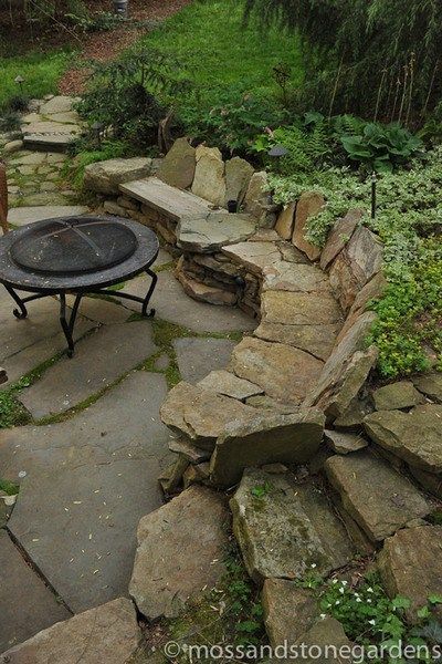 Flagstone paving uses large flat rocks that give a warm and welcoming feeling. Let’s disācuss some flagstone patio ideas for exciting backyard get-togethers. Flagstone Patio Design, Flagstone Patio, Sunken Garden, Backyard Renovations, Fire Pit Ideas, Low Maintenance Garden, Have Inspiration, Backyard Fire, Patio Stones