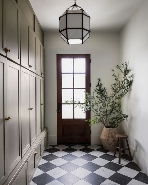 Designing a family-friendly entryway: The perfect balance between style and durability Mudroom Floor Ideas, Checkered Tile Floor Laundry Room, Checkerboard Tile Floor Mudroom, Checkerboard Tile Floor Laundry Room, Checkerboard Floor Laundry Room, Checkered Floor Mudroom, Checkerboard Floors, Wicker Vase, Mudroom Flooring