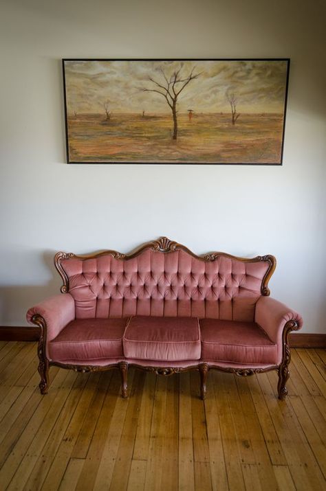 Original French vintage pink Louise Chesterfield, 3-seater sofa Pink Vintage Couch Living Room, Antique Couches Living Room, Vintage Sofa Pink, Pink Victorian Couch, Vintage Pink Couch, Vintage Sofa Aesthetic, Pink Vintage Couch, Vintage Velvet Couch, French Sofa Vintage