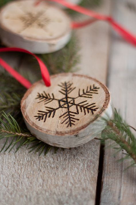 Burned Wood, Snowflake Craft, Keychain Ideas, Trendy Diy, Tree Ring, Wood Burning Crafts, Diy Ornaments, Wood Burning Patterns, Wood Christmas