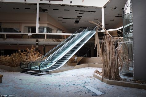 Deserted: The once busy walkways of Rolling Acres Mall in Ohio are now desolate Popcorn Stand, Abandoned Malls, Dead Malls, Creepy Photos, Ghost Images, Forgotten Places, Mall Of America, Centre Commercial, The Weather Channel