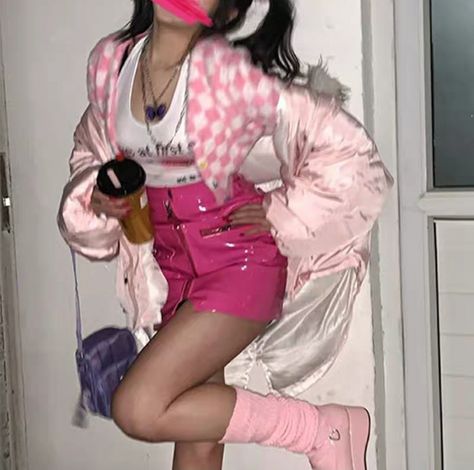 Leather Pink Skirt Outfit, Y2k Pink Clothes, Pink Leather Skirt Outfit, Pink Y2k Clothes, Pink And Black Fits, Y2k Skirt Outfit, Mei Chang, Y2k Pink Outfit, Y2k Outfits Pink