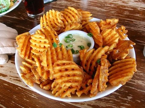 Crisscut fries Plats Healthy, Junk Food Snacks, Think Food, Food Goals, Food Obsession, Pretty Food, Food Cravings, I Love Food, Junk Food