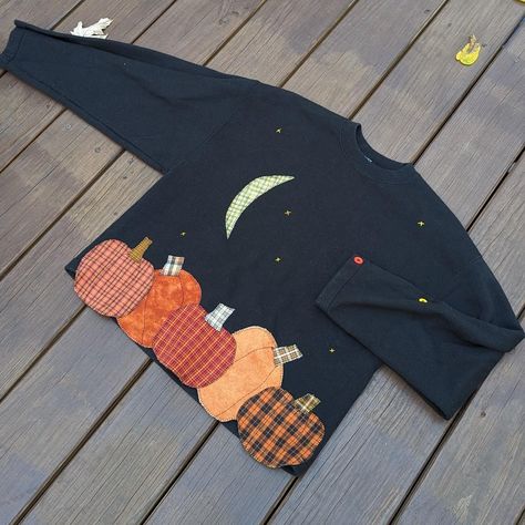 Vintage Pumpkin Sweatshirt Pumpkin Patchwork Sweatshirt, Halloween Sweatshirt Diy, Diy Halloween Sweatshirt, Sweatshirt Applique Diy Ideas, Grandma Hobbies, Appliqué Shirts, Quilt Clothes, Sew Applique, Beginner Quilting Projects