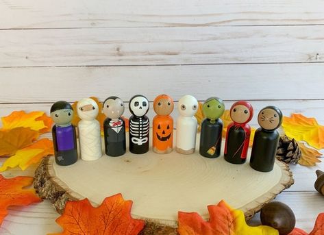 Dolls Halloween, Wood Snowman, Wood Peg Dolls, Peg People, Doll Family, Halloween Monster, Peg Doll, Wooden Pegs, Halloween Trick Or Treat