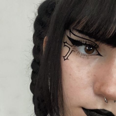 Cross Eyeshadow Look, G59 Concert Makeup, Goth Cross Makeup, Alternative Eyeliner Looks, Cross Makeup Look, Nun Makeup Halloween Pretty, October Eyeliner, Cool Graphic Eyeliner, Alt Eyeliner For Hooded Eyes