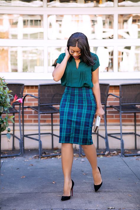 Corporate Skirts, Jadore Fashion, Stylish Business Outfits, What To Wear To Work, Corporate Dress, Pencil Skirt Outfits, Corporate Attire, Look Formal, Plaid Pencil Skirt