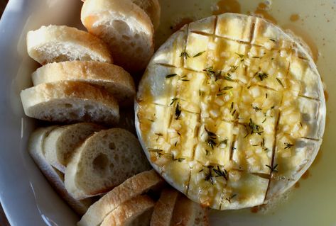 Baked Brie with Garlic and Honey - Everyday Homemade Baked Brie With Garlic, Garlic And Honey, Baked Brie Recipes, Cranberry Jam, Brie Recipes, Brie Cheese, Savory Appetizer, Baked Brie, Garlic Recipes