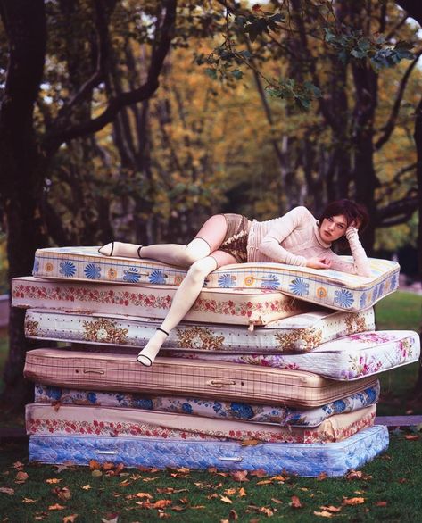 Tim Walker Photography, Mode Editorials, Princess And The Pea, Tim Walker, Photographie Inspo, Milla Jovovich, Foto Art, Foto Inspiration, Photography Inspo