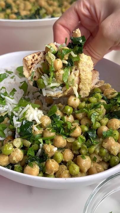 Curried Chickpeas, Chickpea Recipe, Recipes Tiktok, Cook Rice, Green Curry Paste, Chickpea Recipes, Tasty Vegetarian Recipes, Healthy Salad Recipes, Vegan Dinners