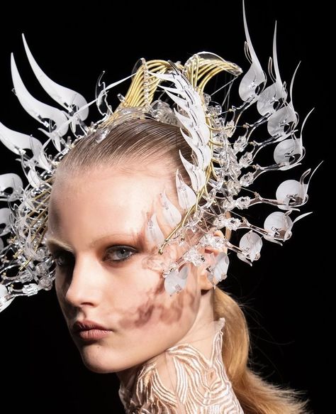 Iris Van Herpen Headpiece, Iris Van Herpen Accessories, Futuristic Headpiece, Weird Jewelry, Iris Van Herpen, Goth Look, Face Jewellery, Body Adornment, Fashion Mask