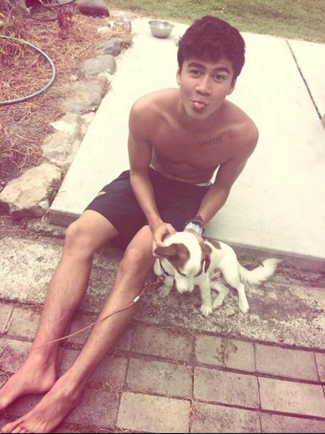 CALUM SHIRTLESS WITH A PUPPY ♥ Punk Edits, Hood Girls, 5sos Pictures, Tiger Beat, Calum Thomas Hood, Haikou, Ashton Irwin, Five Seconds Of Summer, Michael Clifford