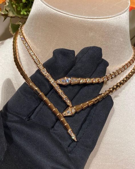 Bvlgari Serpenti, Pave Diamonds, Fashion Brand, Arrow Necklace, Fashion Blogger, Chain Necklace, Blogger, Diamonds, Chain