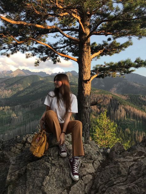 Dynamic Outfit, Hiking Pose, Hiking Photoshoot, Spring Hiking Outfits, Hiking Picture Ideas, Mountain Photo Ideas, Outfits Guide, Mountain Photoshoot, Cute Hiking Outfit