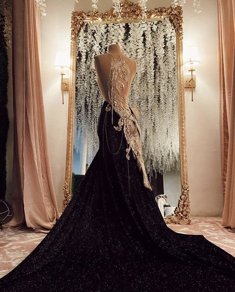 Aelin Dress, Lace Evening Dress Long, Oc Dress, Gowns Aesthetic, Vintage Ball Gowns, Fantasy Dresses, Semi Formal Dress, Prom Dress Inspiration, Fantasy Gowns