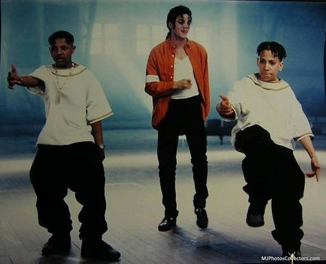 (From left to right) James Christopher Kelly, Michael Jackson and Chris Smith, 1992 'Jam' music video Kris Kross 90s, Michael Jackson 1991, Michael Jackson Jam, Kris Kross, 90s Pop Culture, Michael Jackson Rare, Auld Lang Syne, 90s Inspired Outfits, King Of Music