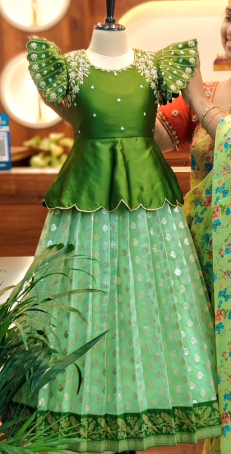 Kids Maxi, Pattu Langa, Frocks For Kids, Pattu Pavadai, Latest Bridal Blouse Designs, Kids Dress Collection, Long Frock Designs, Kids Blouse Designs, Long Gown Design