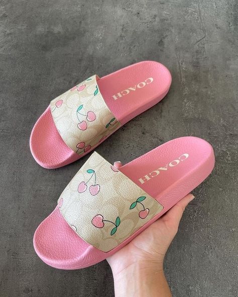 Cute Chanclas, Buchifresa Shoes, Cute Slides For Women, A 10 Warthog, Cute Slides, Coach Sandals, Womens T Shirts, Pretty Sandals, Trendy Shoes Sneakers