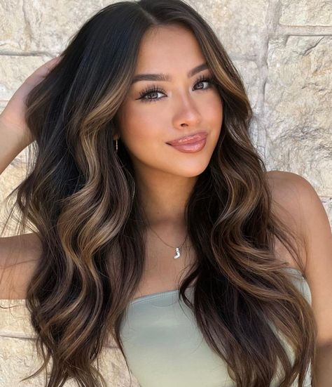 Caramel Blonde Face Framing Highlights on Black Hair Blond Închis, Rambut Brunette, Black Hair Balayage, Brown Hair Looks, Brown Hair Inspo, Brunette Hair With Highlights, Black Hair With Highlights, Dark Hair With Highlights, Vlasové Trendy