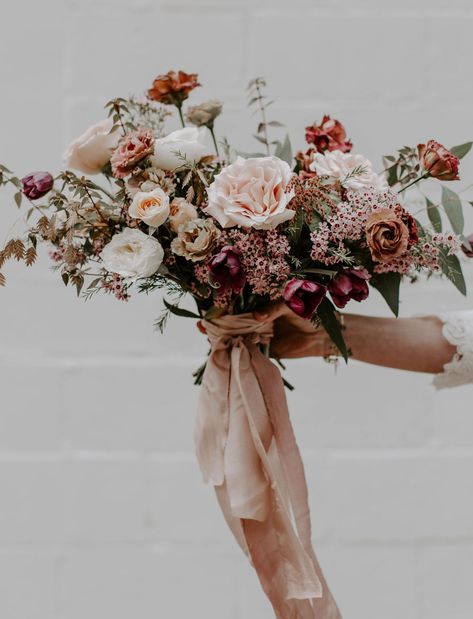 #bruid #bruiloft #bloemen #bruidsboeket #trouwen Blush Bouquet, Bridal Bouquet Fall, Fall Wedding Flowers, Boho Chic Wedding, Floral Hoops, Wedding Inspiration Fall, Wedding Flower Arrangements, Bouquet Of Flowers, Autumn Wedding