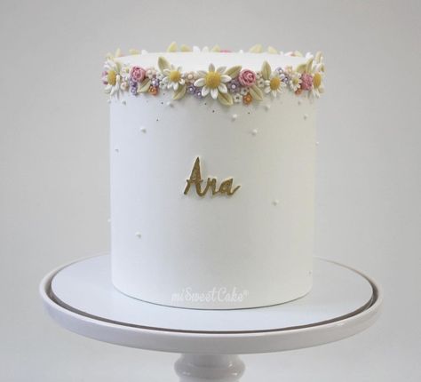 Birthday Cake With Daisies, Bday Cake For Girl, Fondant Cakes Ideas, Girl Cakes Birthday, Trendy Birthday Cakes For Women, Simple 1st Birthday Cake, Simple Christening Cake, First Birthday Ideas Girl, Pretty Cake Decorating