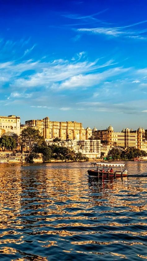 Udaipur Snapchat Story, Udaipur Wallpaper, Udaipur Architecture, Indian Tourist Places, Udaipur Aesthetic, Udaipur Trip, Indian Fort, Rajasthan Trip, Mrs Carter Tour