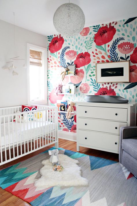 Gorgeous floral nursery for a little girl. #nursery #girlsnursery Poppy Flower Wallpaper, Kindergarten Wallpaper, Poppy Wallpaper, Wallpaper Nursery, Bed Platform, Wallpaper Vintage, Big Girl Rooms, Nursery Wallpaper