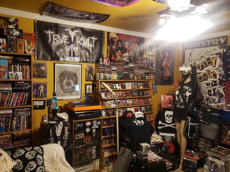 Heavy Metal Bedroom, 2000s Older Brother, Brother Room, Older Brother Core, Bee Room, Metal Bedroom, Chill Room, Pinterest Room Decor, Grunge Room