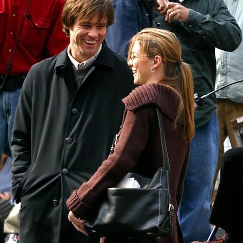 ellen pompeo and jim carrey on the set of “eternal sunshine of the spotless mind” - 2003. P.S all scenes with her were deleted but at least we have these pictures Madison Square Park, Eternal Sunshine Of The Spotless Mind, Ellen Pompeo, Jim Carrey, Eternal Sunshine, Madison Square, Powerful Women, On Set, Celebrity Crush