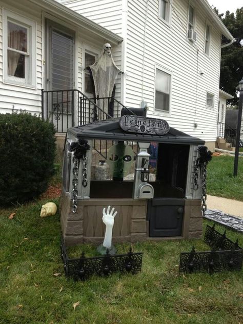 Haunted playhouse Goth Playhouse, Playhouse To Haunted House, Haunted Playhouse Ideas, Halloween Playhouse Makeover, Redo Playhouse, Haunted House Trunk Or Treat, Haunted Playhouse, Playhouse Redo, Halloween Playhouse