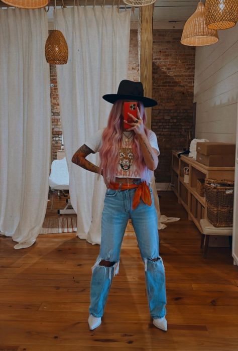 Colorful Style Outfits, Oversized Tee Outfit, Nfr Outfits, Midsize Outfits, Western Outfits Women, New Energy, Edgy Outfits, Western Outfits, Western Wear