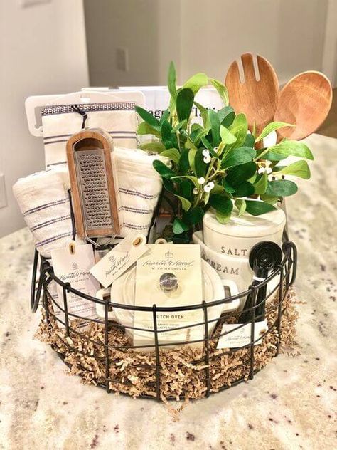 House Closing Gifts Basket Ideas, House Warming Gift Baskets, House Warming Gift Ideas Baskets, House Warming Gifts Ideas, Target Gift Basket Ideas, House Warming Hamper, Wedding Basket Gift Ideas, Housewarming Basket Ideas, Diy House Warming Gift Ideas