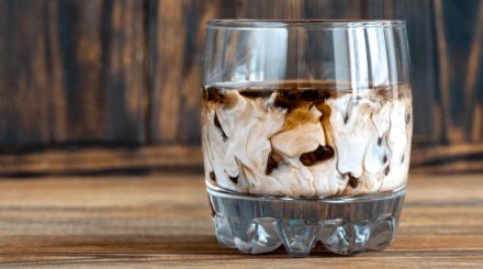 A surprisingly easy-to-make cocktail that hits the spot in any season. Combining vodka, coffee and cream and serving it on the rocks to create a delicious alternative to adult milkshakes.One fun fact about this drink is that is not actually from Russian! It was named for the vodka. Adding cream (for that creamy mouthfeel and a richness) to make a White Russian began in 1955 in Oakland, California. Maple Cocktail, Kahlua Drinks, White Russian Recipes, White Russian Cocktail, Easy To Make Cocktails, Kahlua Coffee Liqueur, Cocktail Syrups, Vodka Recipes, White Russian