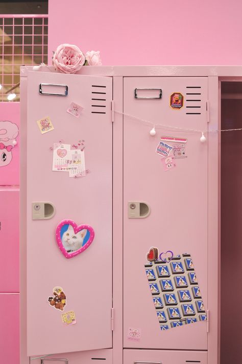 Pink Locker Aesthetic, Colorful School Aesthetic, Pink Classroom Aesthetic, Kawaii Locker, Pink Lockers, Locker Background, Magnetic Locker Wallpaper, Pink Locker, School Locker Organization