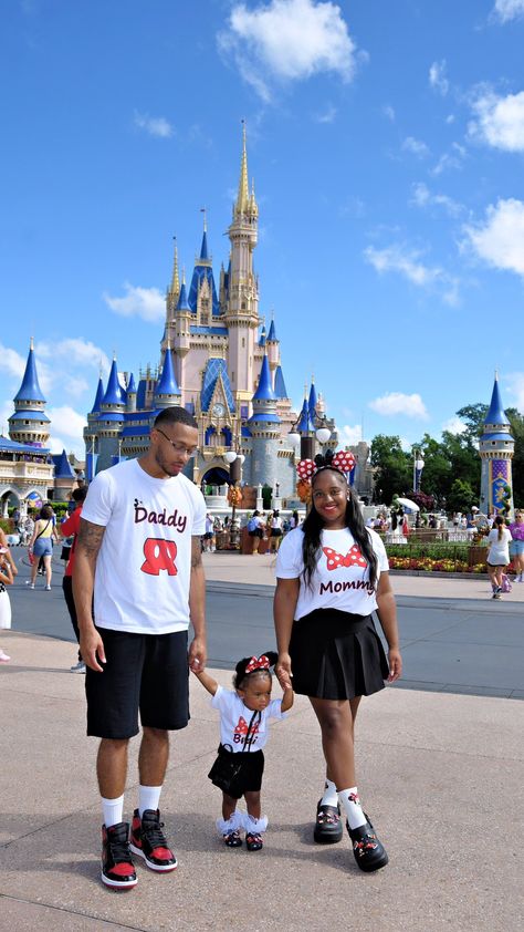 🩰✨ (@HighlyfavoredNn) on X Matching Family Disney Outfits, Couples Disney Outfits, Disneyland Family Outfits, Matching Disney Outfits, Family Disney Outfits, Disney World 2024, Disney Family Outfits, Family Shoes, Vans Disney