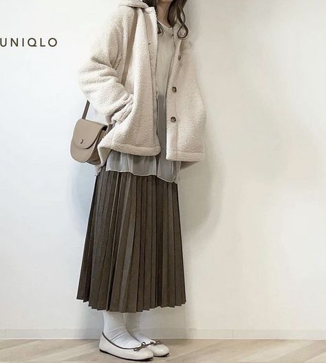 Long Jacket Outfit, Japanese Winter Fashion, Long Skirt Winter, Winter Jacket Outfits, Outfit Beige, Skirt Winter, Long Flowy Skirt, Clothes Reference, Japan Outfit