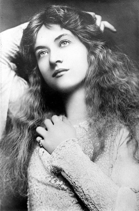 22 Vintage Actress Images - Old Photos! - The Graphics Fairy Maude Fealy, Lily Elsie, Vintage Foto's, Anna Pavlova, Foto Transfer, Portrait Vintage, Silent Film Stars, Images Vintage, Silent Movie