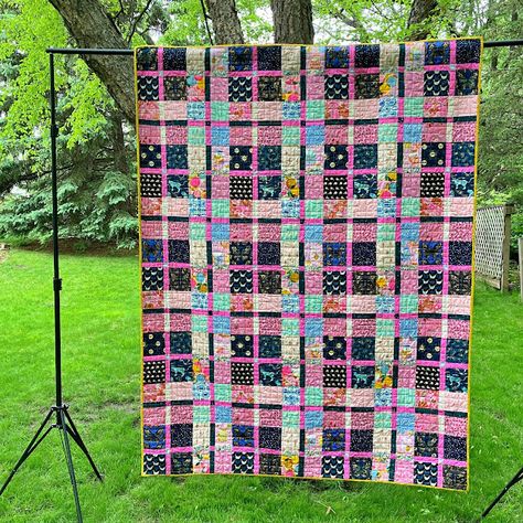 Plaidish Quilt, Charm Square Quilt, Patchwork Quilting Designs, Photos Outside, Quilt Pattern Download, Fat Quarter Quilt, Plaid Quilt, Scrap Quilt Patterns, Lap Quilts