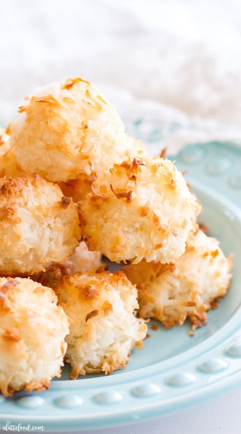 These easy homemade Coconut Macaroons are so simple to make and taste delicious! This Coconut Macaroon recipe has only 7 ingredients, making it the easiest gluten-free dessert! Plus, a step-by-step video below! coconut, gluten free, macaroons Food Cravings Breakfast, Easy Coconut Macaroons, Macaroon Cookie, Macaroon Cookies Recipe, Dessert Coconut, Coconut Macaroon Cookies, Coconut Macaroons Easy, Egg White Recipes, Coconut Macaroon