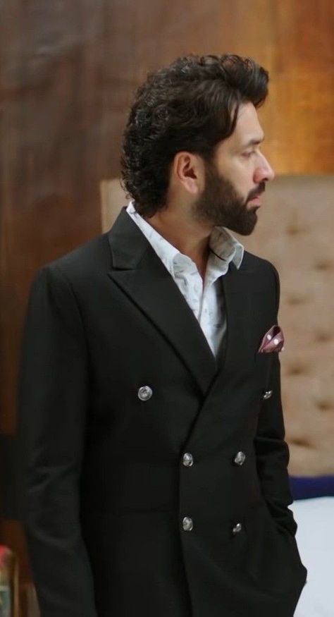 Ali Jee Pic, Nakul Mehta, Men Suits Wedding, Nakuul Mehta, Suit Fit Guide, Designer Suits For Men, Men Stylish Dress, Liam Hemsworth, Best Poses For Men