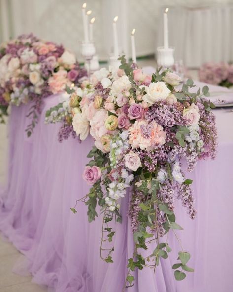 Wedding Table Themes, Wedding Flower Guide, Purple Table, Rustic Wedding Decorations, Purple Wedding Theme, Lilac Wedding, Flower Guide, Purple Party, Purple Wedding Flowers