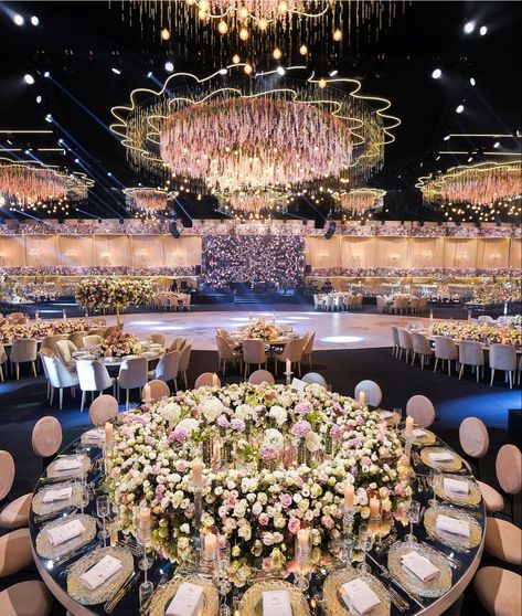 Indian Wedding Decor Ideas, Royalty Wedding Theme, Wedding Ideas On A Budget, Indian Wedding Decor, Dream Wedding Reception, Idea Wedding, Dream Wedding Decorations, Luxury Wedding Decor, Wedding Planning Decor