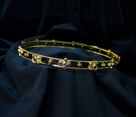 14th century circlet from "Madonna of Veveri" and "Madonna of Zbraslav" paintings. Gold plating, glass gems. #medieval #crown #circlet #middleage #history #reenactment #costume Medieval Princess Crown, Medieval Crown Princesses, Golden Circlet Crown, Male Circlet, Gold Circlet Crown, Medieval Crown Queens, Medieval Jewelry Aesthetic, Medieval Circlet, Medieval Crowns