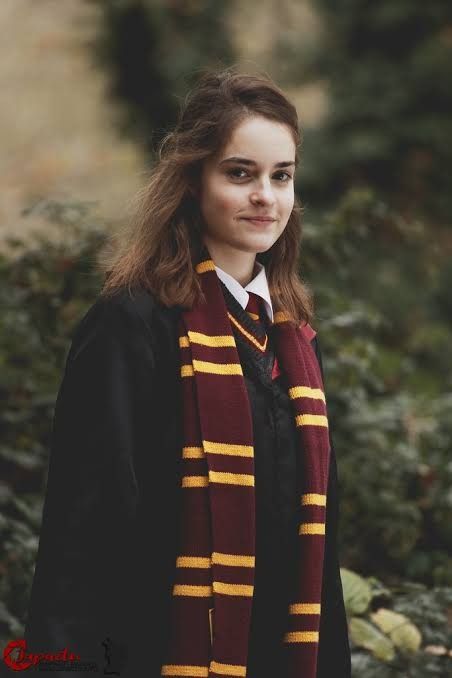 Hermione Cosplay, Single Photoshoot, Gryffindor Uniform, Harry Potter Kostüm, Harry Potter Portraits, Harry Potter Rpg, Harry Potter Theme Birthday, Wizard Costume, Harry Potter Cosplay